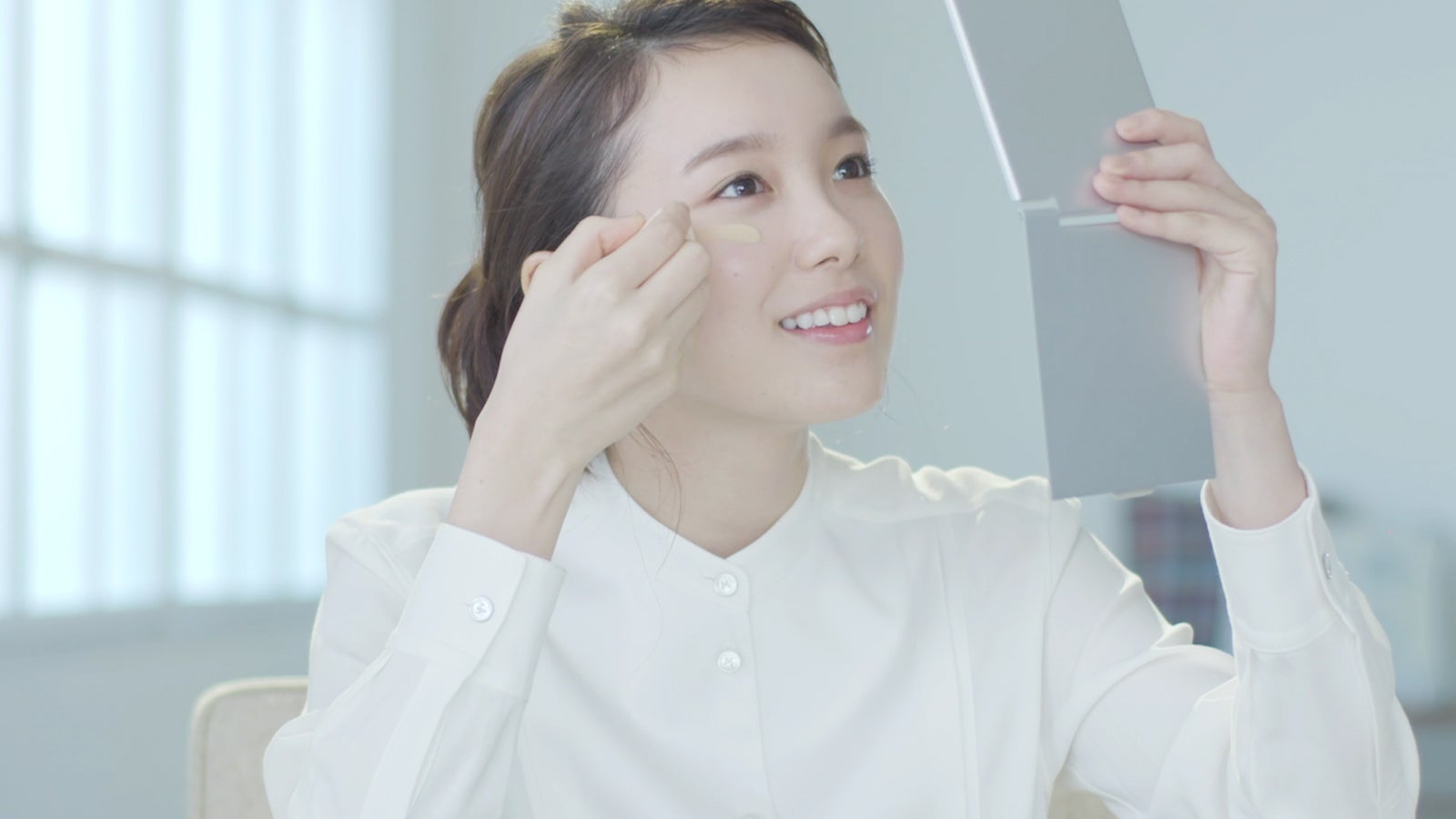 飯豊まりえ／メイク紹介動画より（提供写真）