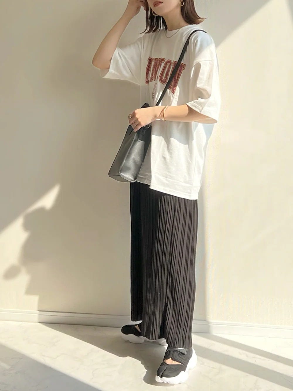 レディース Tシャツ 夏 コーディネート レディース コーディネート コーデ 着こなし おすすめ オススメ トレンド コツ おしゃれ お洒落 オシャレ 2022 夏 Tシャツ トップス オーバーサイズ プリーツスカート 黒スカート 白Tシャツ 白 ホワイト 黒 ブラック