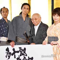 （左から）木村了、高良健吾、中島貞夫監督、多部未華子（C）モデルプレス