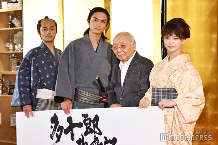 (左から)木村了、高良健吾、中島貞夫監督、多部未華子(C)モデルプレス