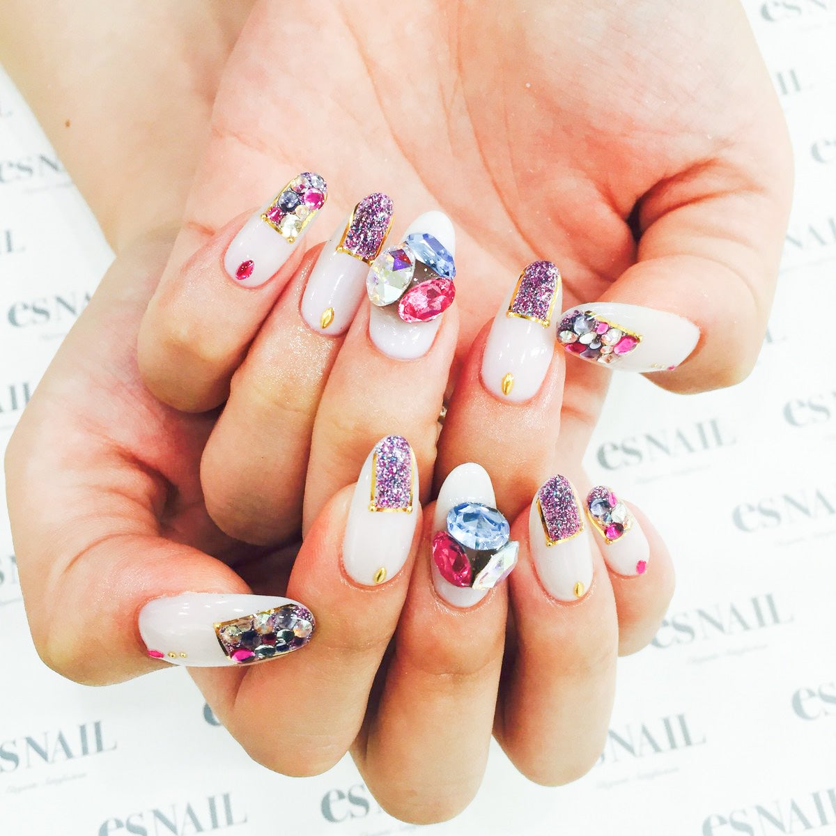 シアーホワイトで派手過ぎず／画像提供：esNAIL