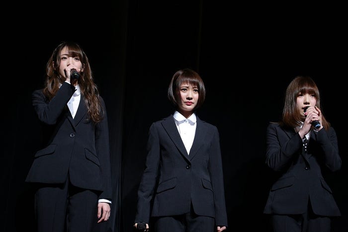 左から:志田友美、荻野可鈴、京佳 (PHOTO:渡邉一生)