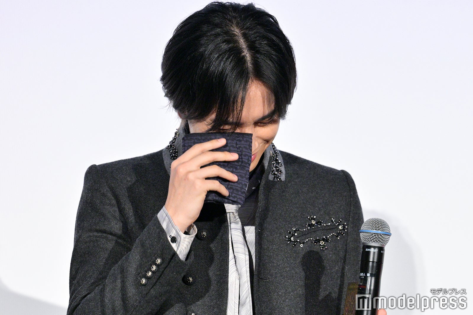 涙を流していないが拭き取る仕草を見せた中島健人（C）モデルプレス