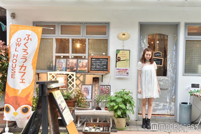 「Cafe HOOT HOOT」外観 渡辺美優紀(C)モデルプレス
