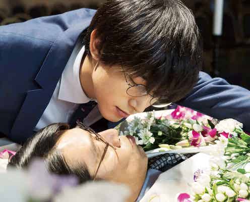 吉沢亮、堤真一とキス寸前 美しすぎる「一度死んでみた」場面カット解禁