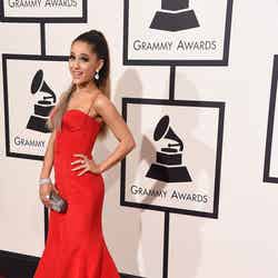 アリアナ・グランデ、真紅のロングドレスでグラミー賞レッドカーペットに登場／photo：Getty Images