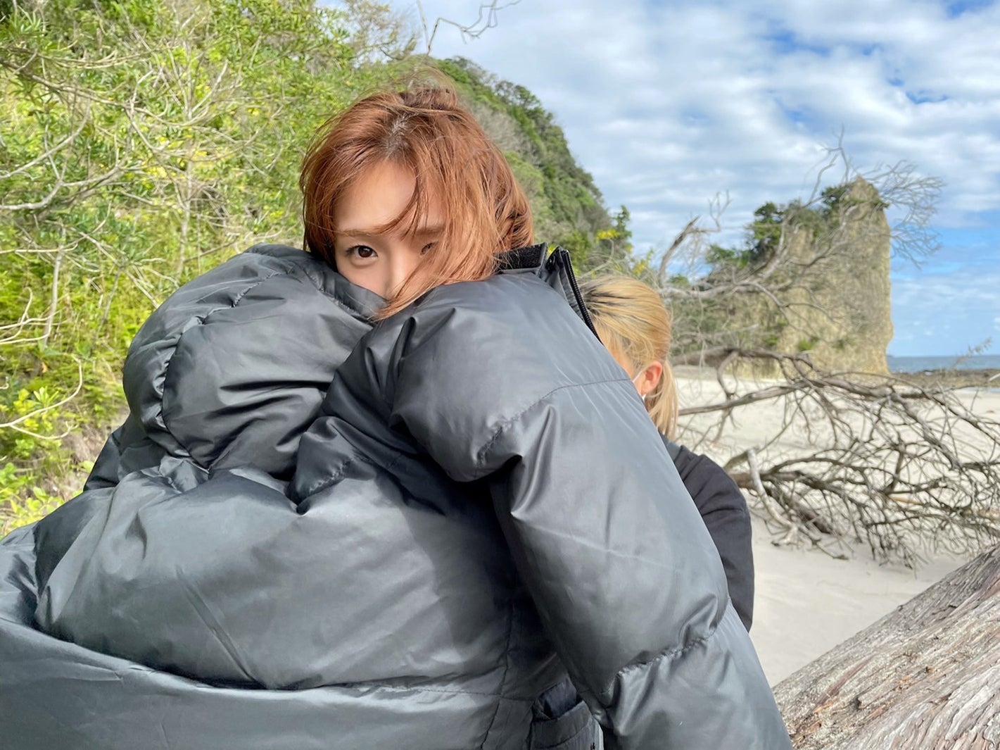 篠崎愛オフショット「FRIDAY」グラビアツイッター（@fridaysub）より