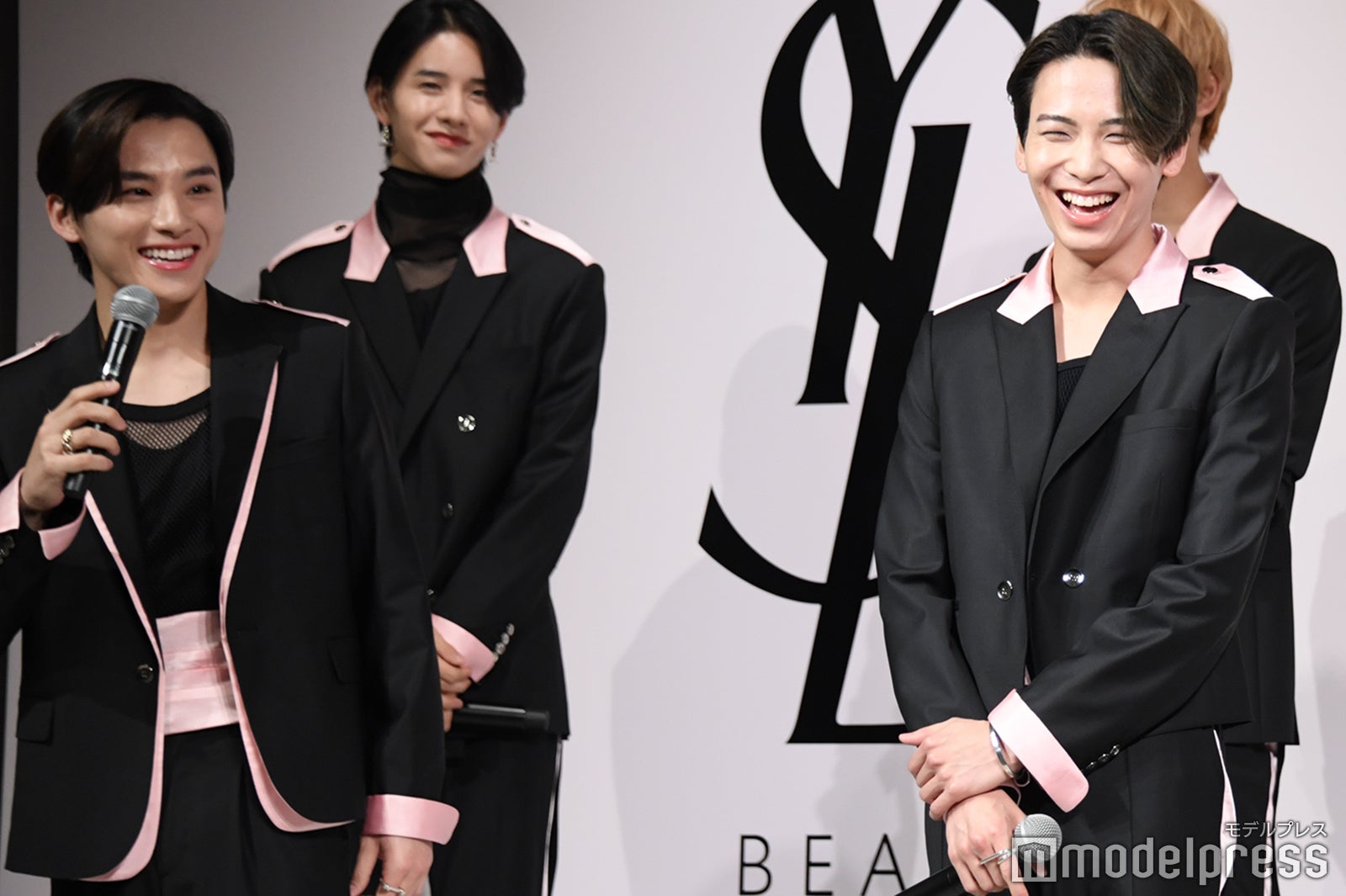 川西拓実の発言に笑うメンバーたち（C）モデルプレス