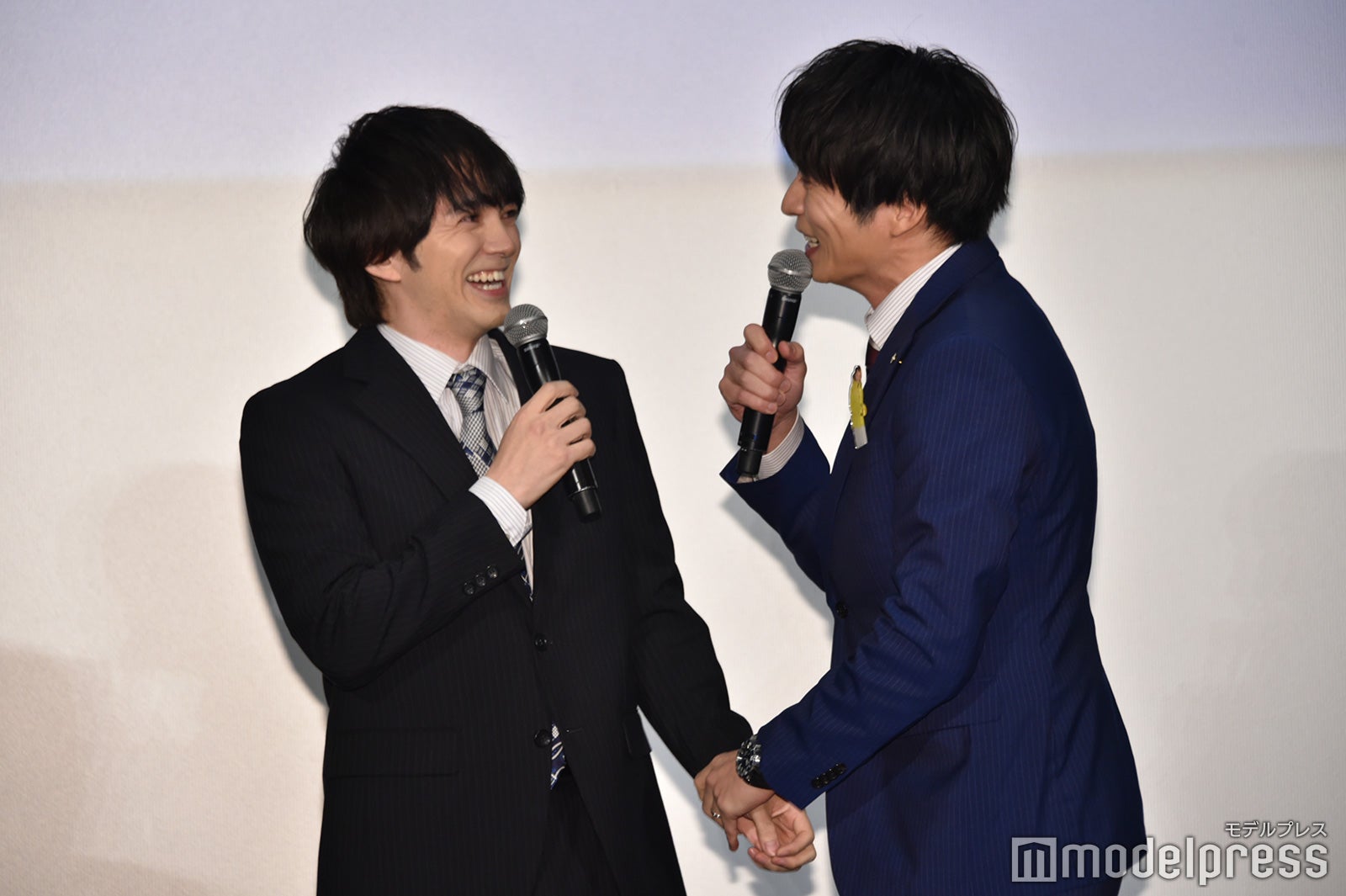 歓声を浴びて全身が冷たくなる林遣都に「それはヤバイよ」と心配する田中圭（C）モデルプレス