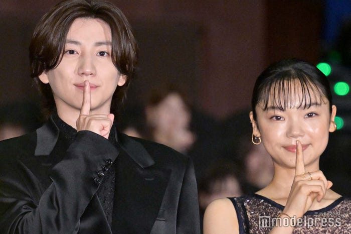 “言えない”ポーズの京本大我、古川琴音(C)モデルプレス