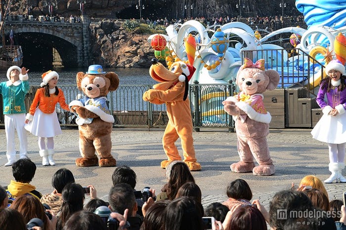 「カラフルホリデー・グリーティング」(左から)ダッフィー、プルート、シェリーメイ