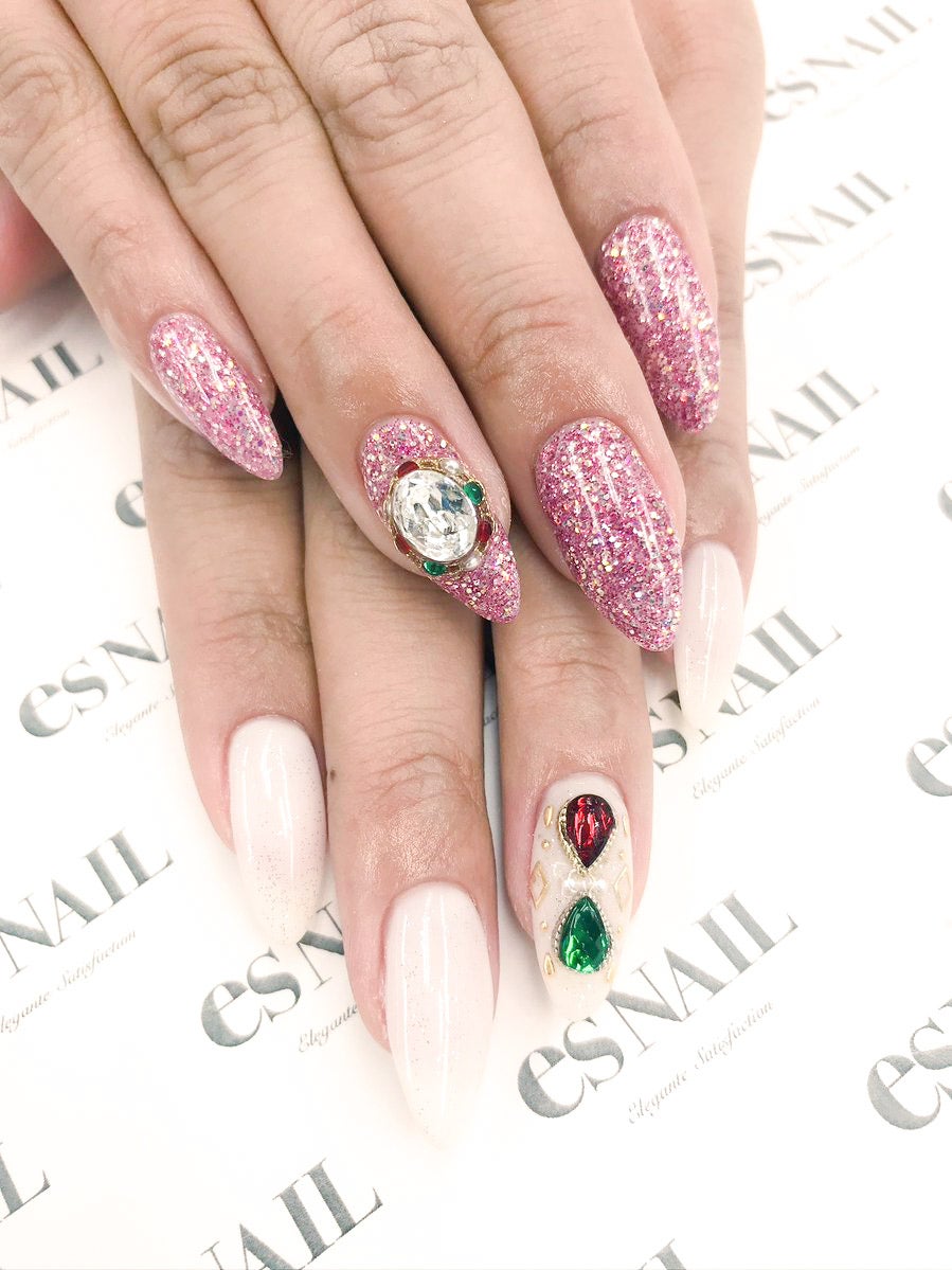 アシンメトリーがオシャレ／画像提供：esNAIL