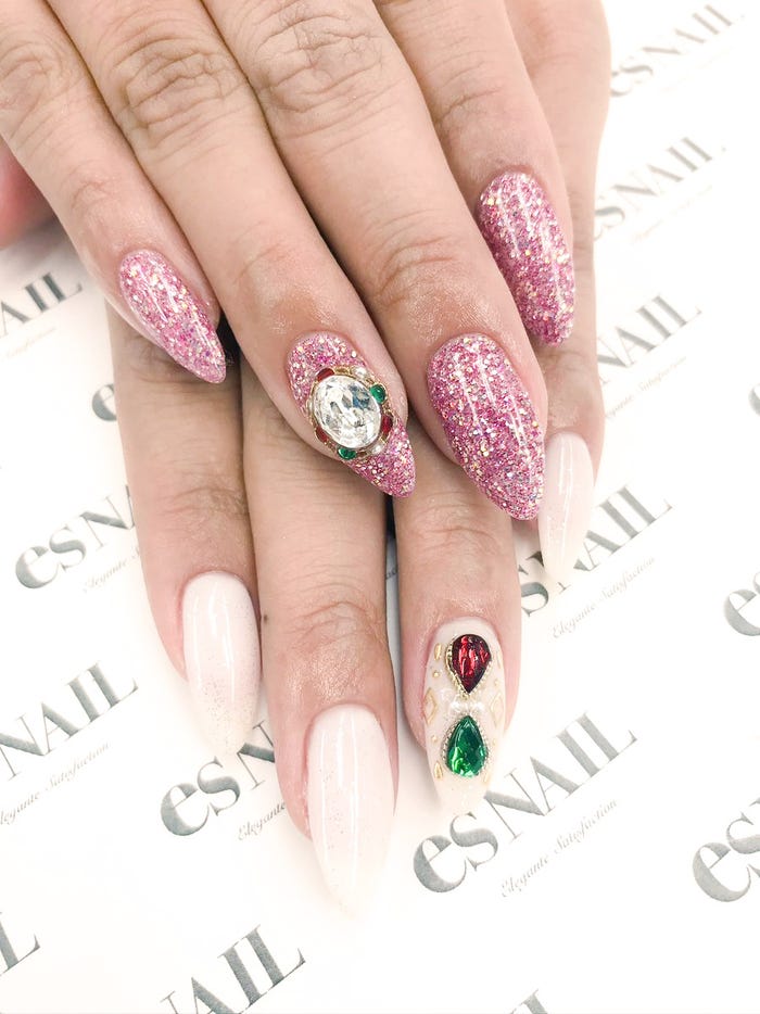 アシンメトリーがオシャレ/画像提供:esNAIL