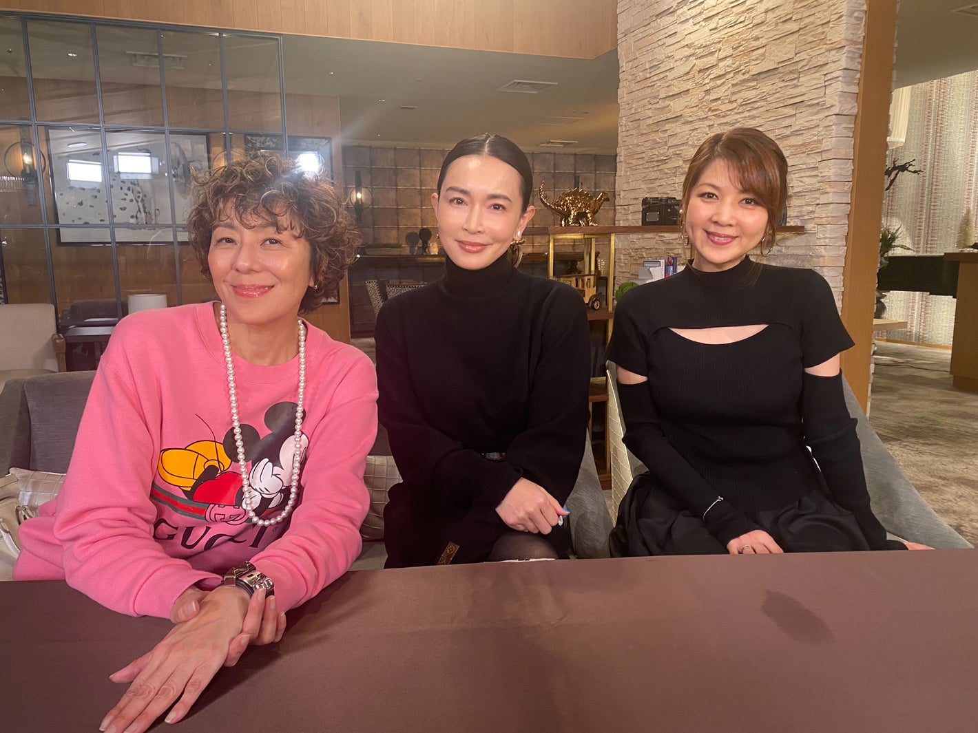（左から）RIKACO、長谷川京子、飯島直子（C）カンテレ