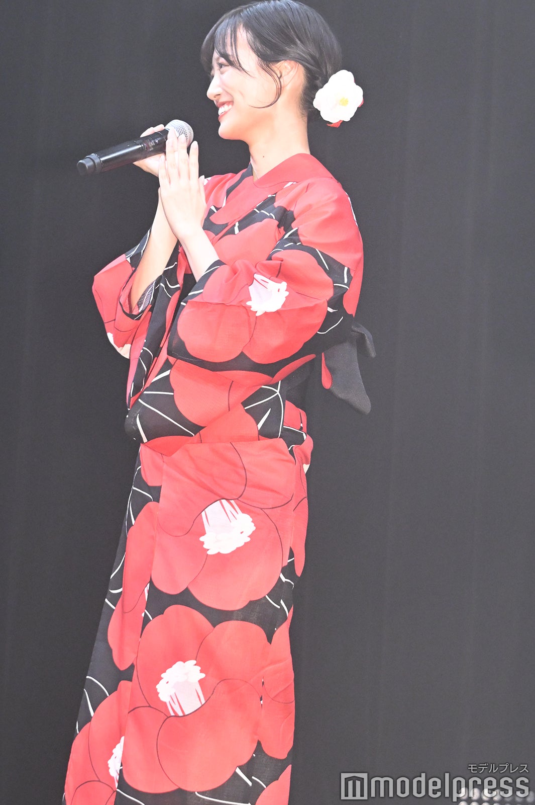 スモークの中から登場した山下美月（C）モデルプレス