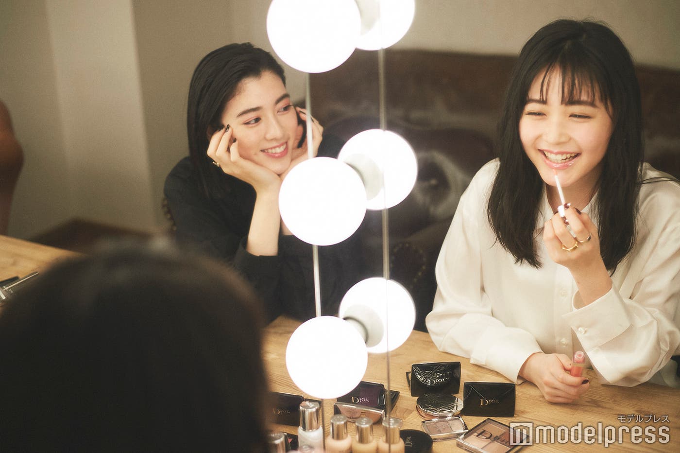 「リップ マキシマイザー」の好きなところで盛り上がる三吉彩花(左)&久間田琳加(右)(C)モデルプレス