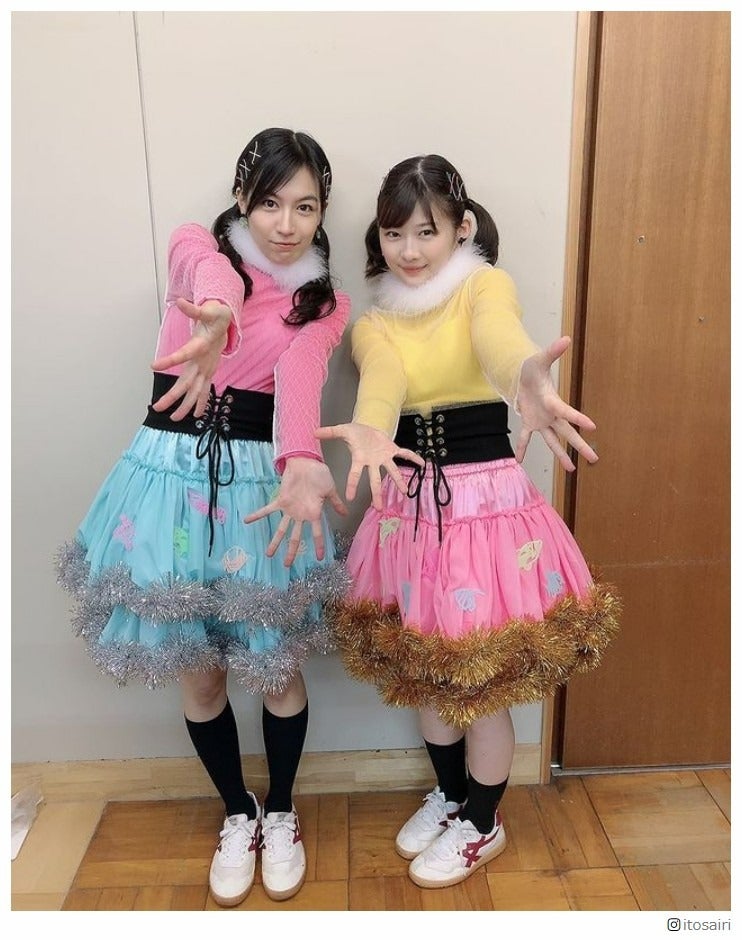 伊藤沙莉、アイドル風衣装ショット公開「可愛すぎる」「ツインテール似合う」の声