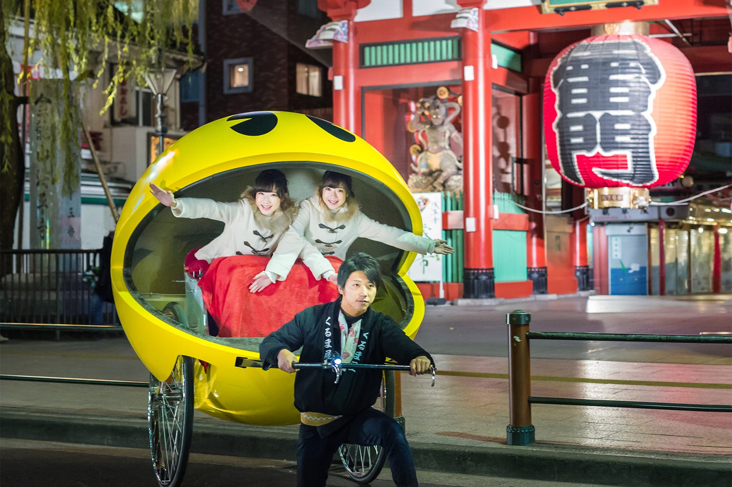 巨大な「パックマン人力車」で夜の浅草観光へ!雷門や吾妻橋をナイトクルーズ