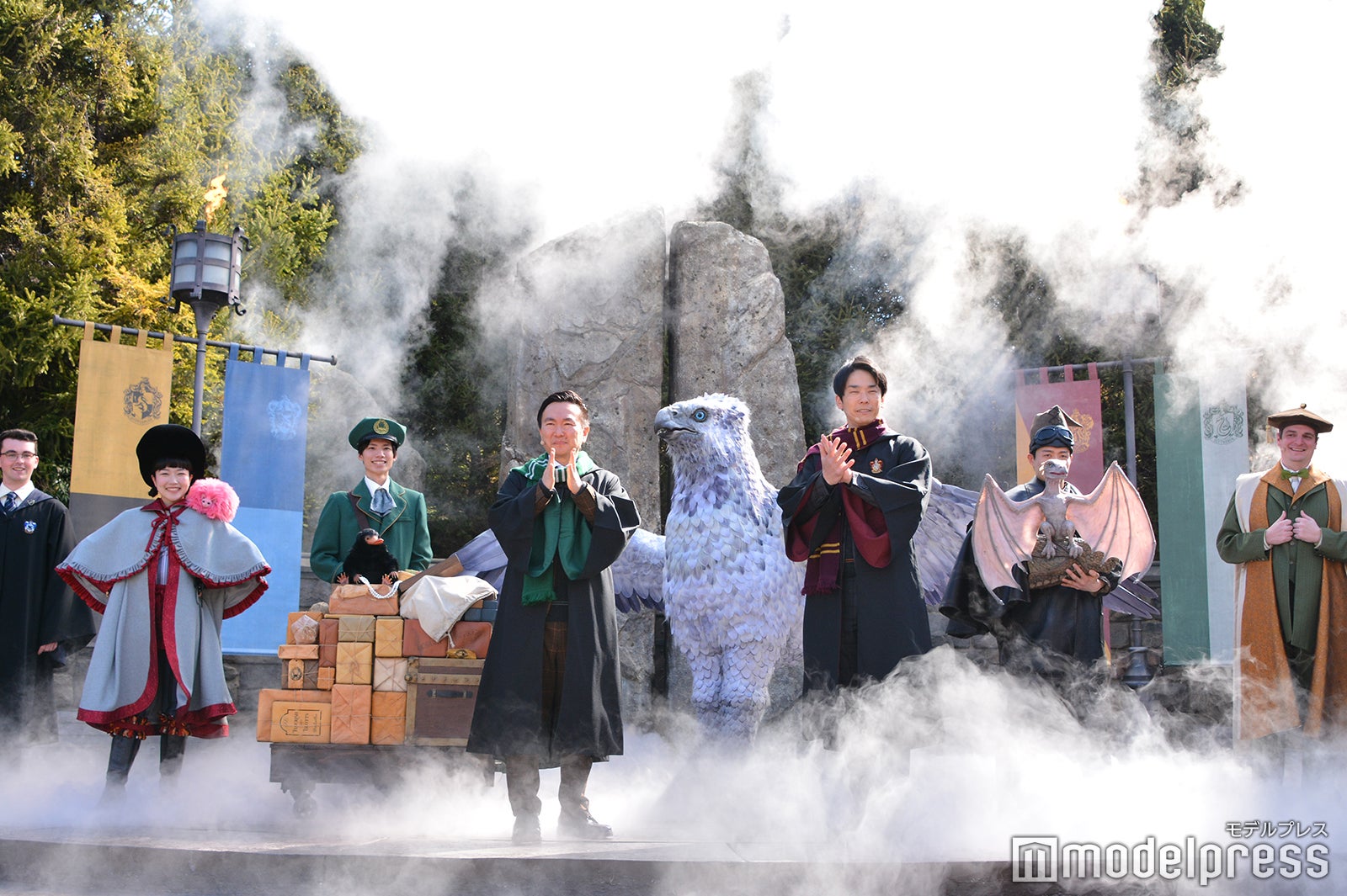 （中央左から）山内健司、濱家隆一／かまいたち（C）モデルプレス