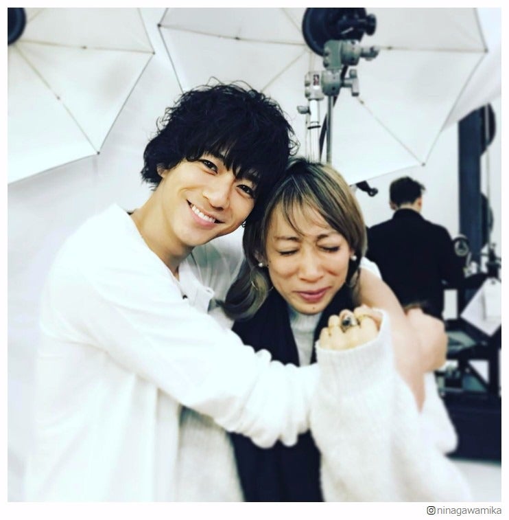 三浦翔平との“ハグ2ショット”に蜷川実花がガッツポーズ「羨ましすぎる！」「素敵な2人」と反響