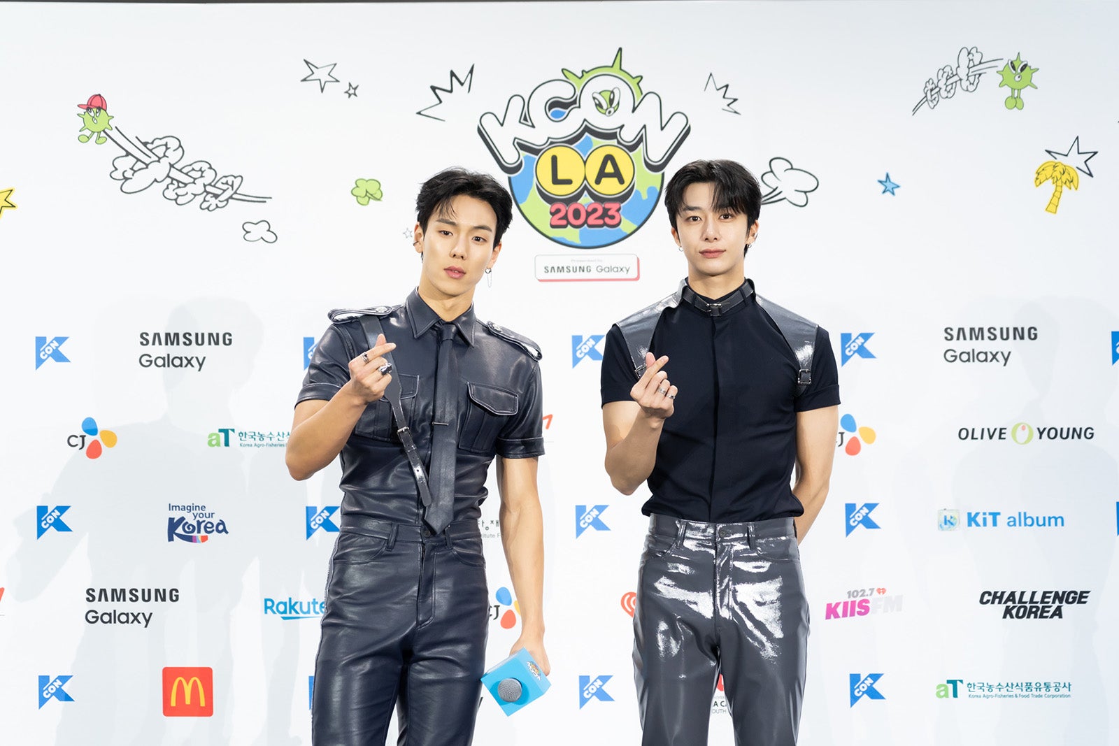 SHOWNU X HYUNGWON （MONSTA X）「KCON LA 2023」DAY 1 RED CARPET（C）CJ ENM Co., Ltd, All Rights Reserved