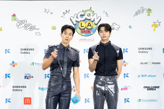 SHOWNU X HYUNGWON (MONSTA X)「KCON LA 2023」DAY 1 RED CARPET(C)CJ ENM Co., Ltd, All Rights Reserved