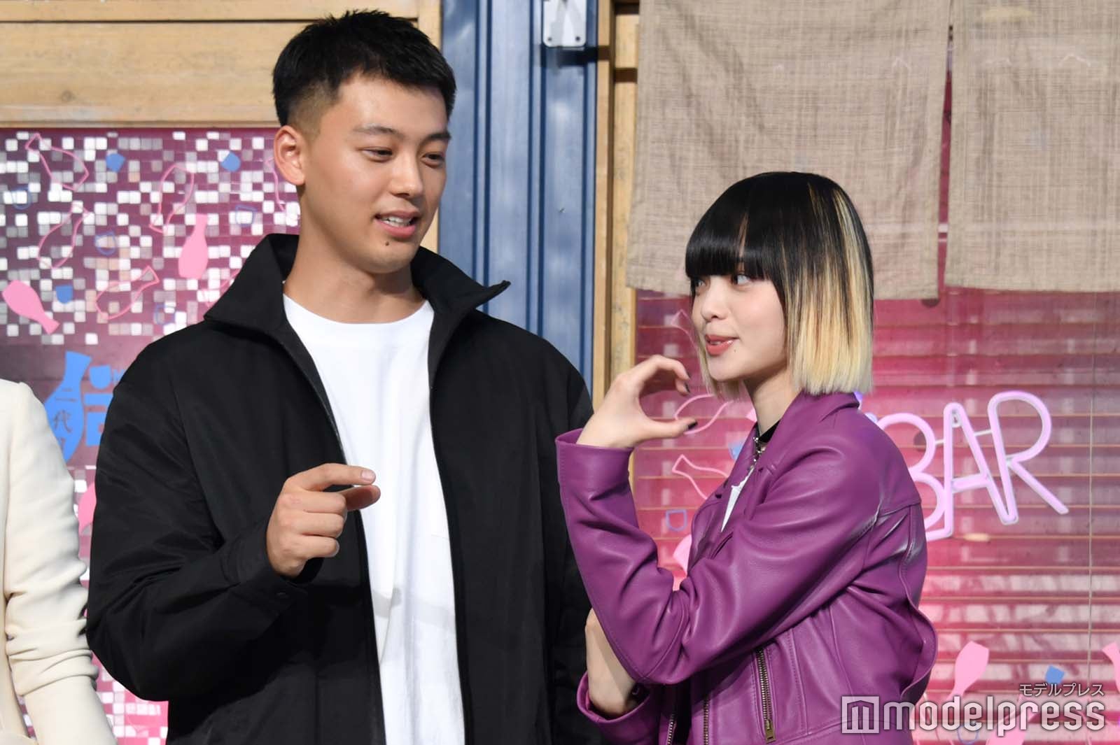 竹内涼真に“6C（六本木クラス）ポーズ”を伝授する平手友梨奈 （C）モデルプレス