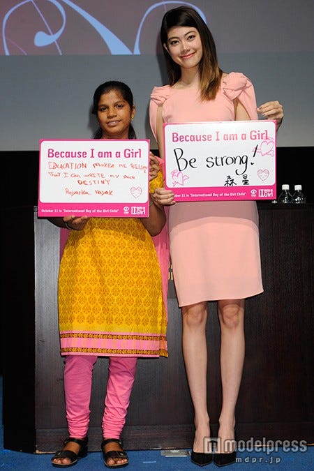 大役に就任し、決意を語った森星(右)と、、プラン・インド活動メンバーのプリヤンカさん(左)/(C)2015 Twentieth Century Fox. All Rights Reserved.【モデルプレス】