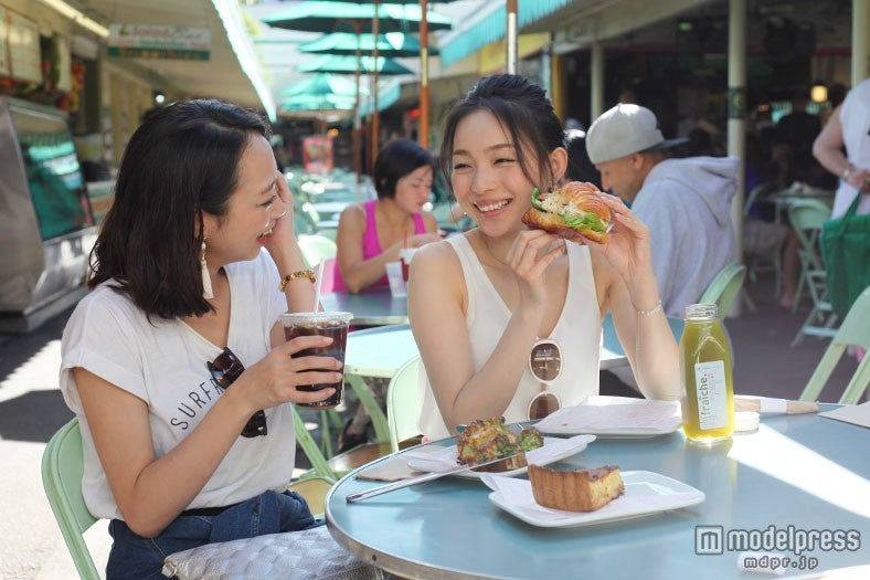 美味しい朝食を食べて思わず笑顔に／画像提供：Farmers Market