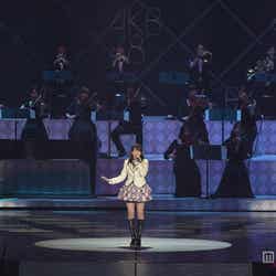 「桜の花びらたち」のソロバージョン「桜の花びら」を歌唱する前田敦子(C)AKS