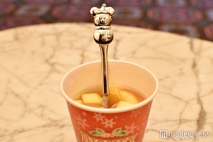 アップル&シナモンのホットドリンク、スーベニアスプーン付き¥800(C)モデルプレス