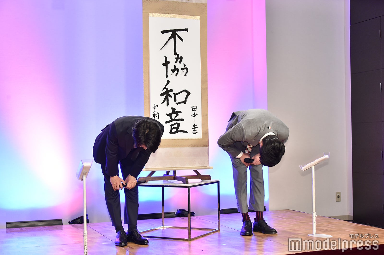 深々とお辞儀をする中村倫也、田中圭（C）モデルプレス