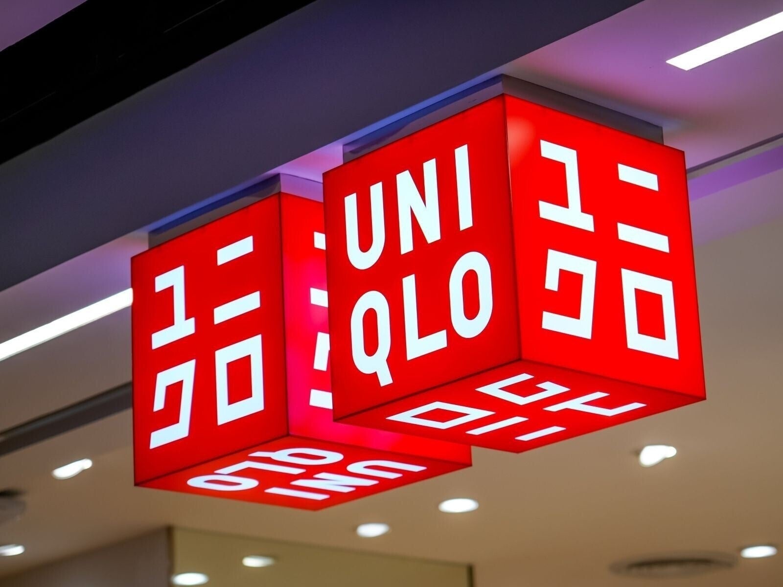 【ユニクロ】期間限定で1000円OFF！「バレルレッグジーンズ」でつくる40代の秋コーデ3選