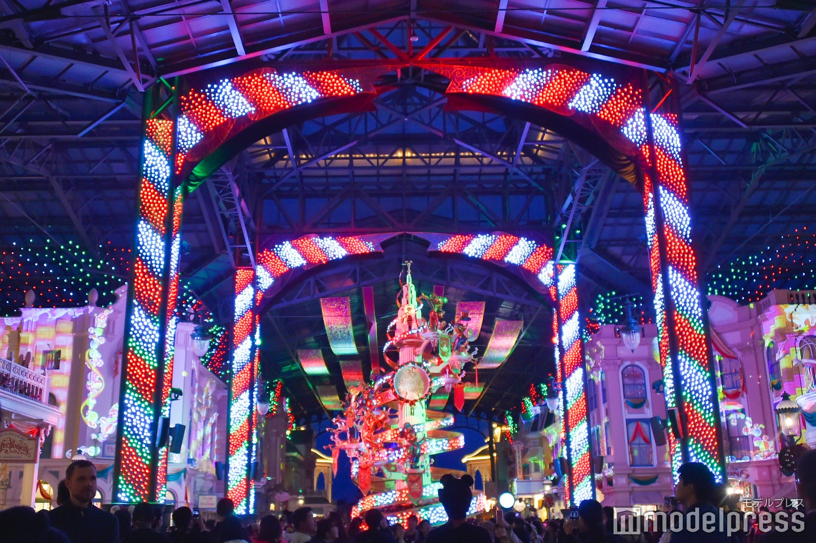 「セレブレーションストリート」クリスマスバージョン （C）モデルプレス（C）Disney