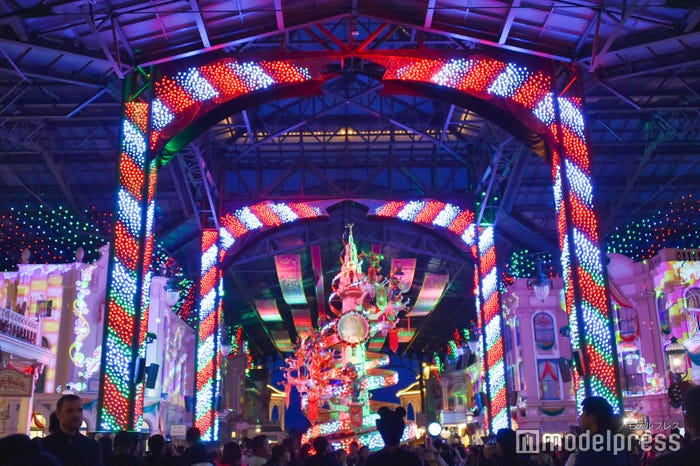 「セレブレーションストリート」クリスマスバージョン (C)モデルプレス(C)Disney