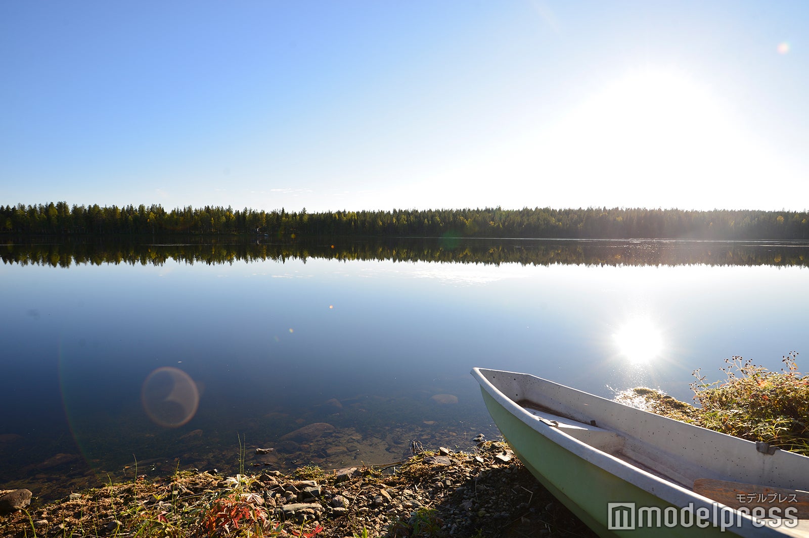 湖にダイブするのも◎ （C）モデルプレス