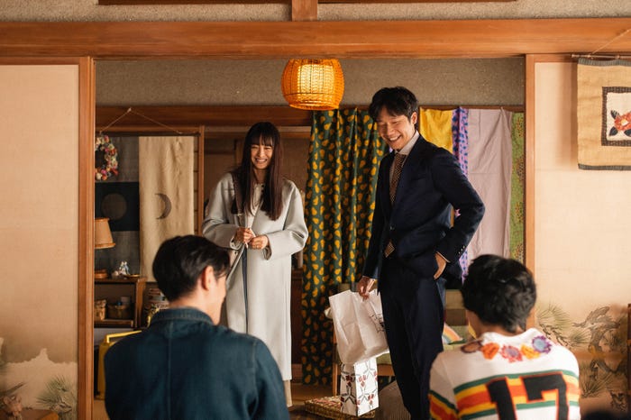 大友花恋、前原滉 (C)2022「散歩時間~その日を待ちながら~」製作委員会