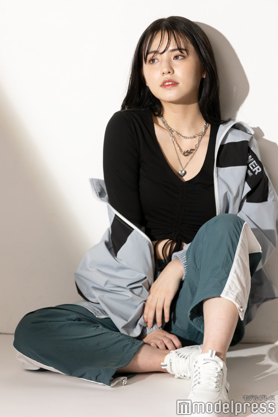 ジャケット￥2,438、、ロングTシャツ￥899、パンツ￥1,754、ネックレス￥394、スニーカー￥2,862／オールアイテム：「SHEIN」（C）モデルプレス