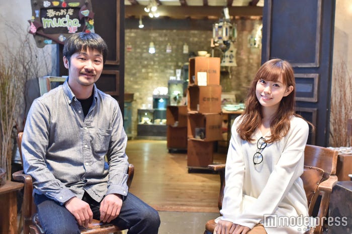 (左から)「CHUM APARTMENT」谷神領二店長、渡辺美優紀(C)モデルプレス