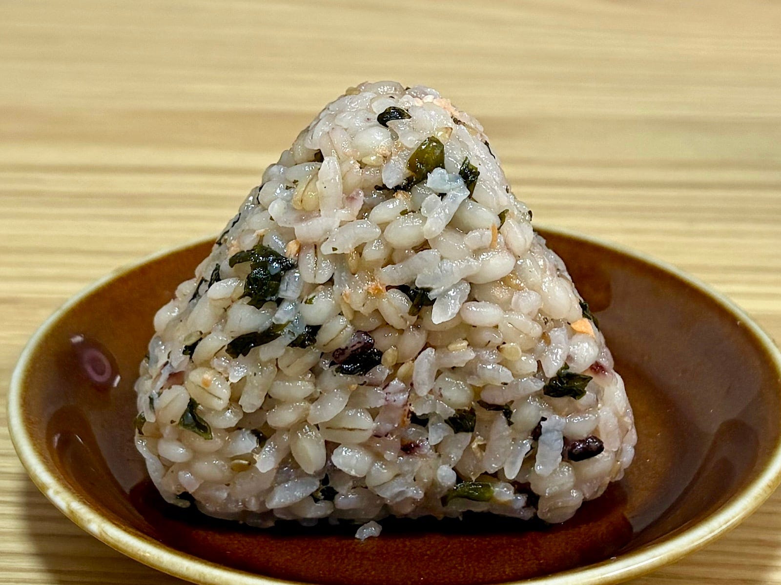 ごまや鮭のうまみも加わり、塩加減が絶妙。“わかめおにぎり好き”、必食です！