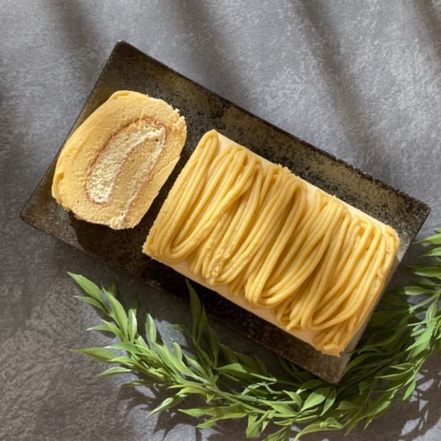 カットした成城石井の安納芋のモンブランロール