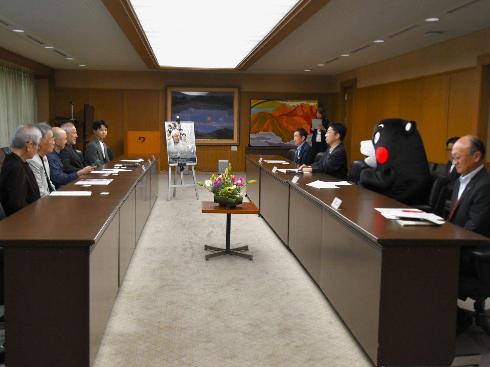 木村知事の隣りでお出迎え=6月27日、熊本市