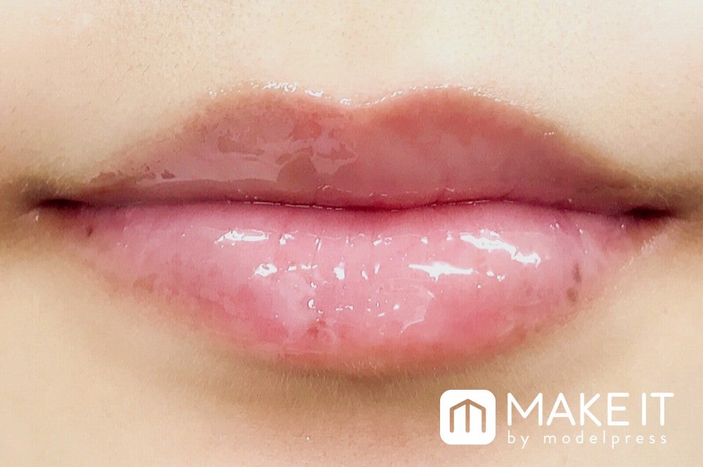 キャンメイク／フルーティーピュアオイルリップ／01 クリアピーチ 使用 (C)メイクイット