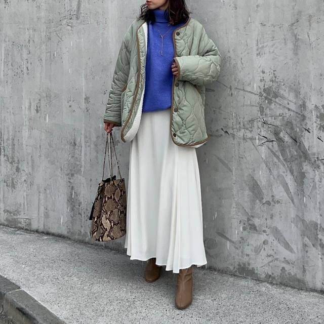 ぱっと明るく華やぐ冬コーデ 大人女性冬白ロングフレアスカートコーデ