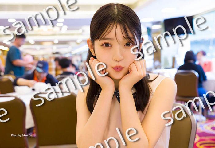 乃木坂46 阪口珠美1st写真集「青いバラ」楽天ブックス限定ポストカード撮影/Takeo Dec.(画像提供:幻冬舎)