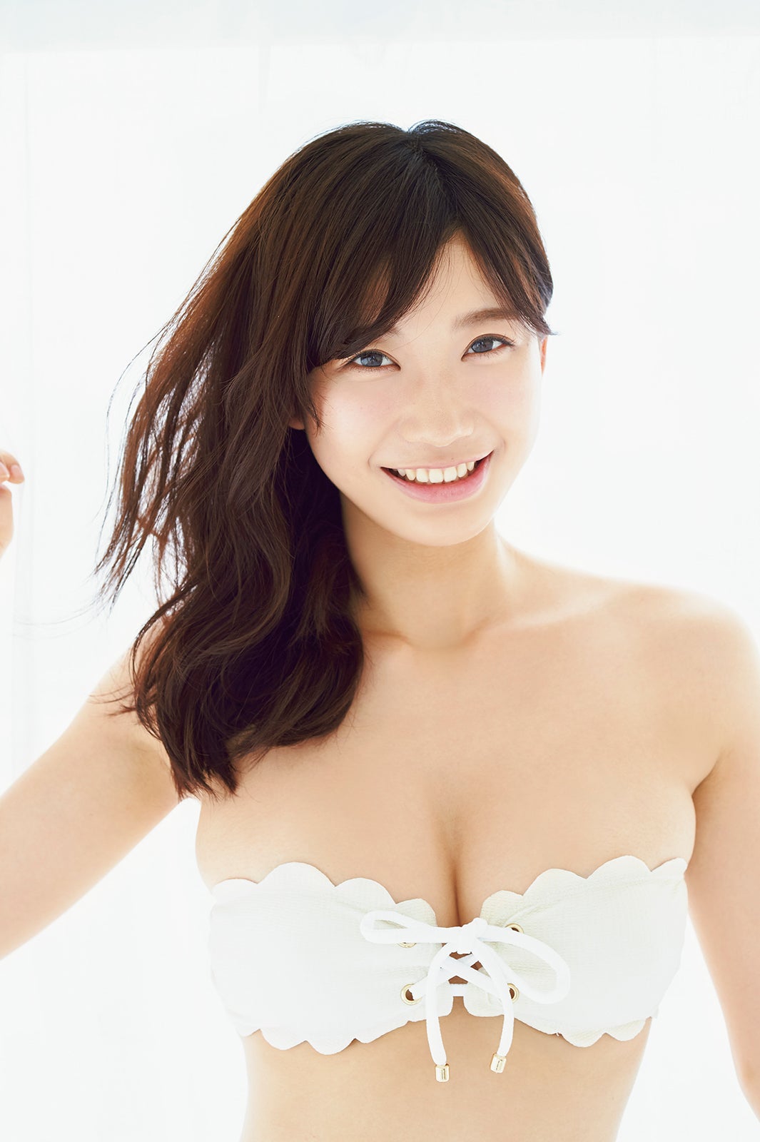 小倉優香、あふれる豊満バストに釘付け！反響殺到でフレッシュなグラビア