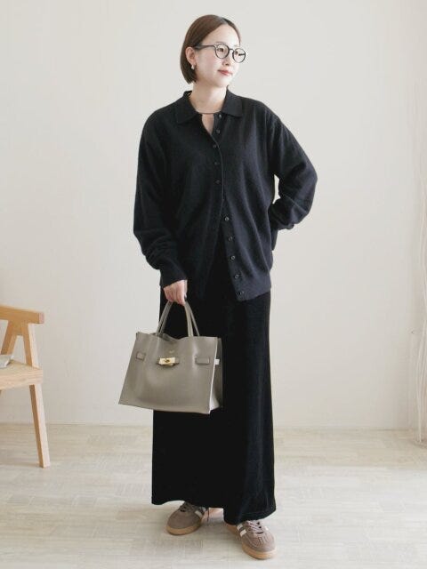 ワントーンコーデ 2025大人女性おすすめ冬黒スカートワントーンコーデ