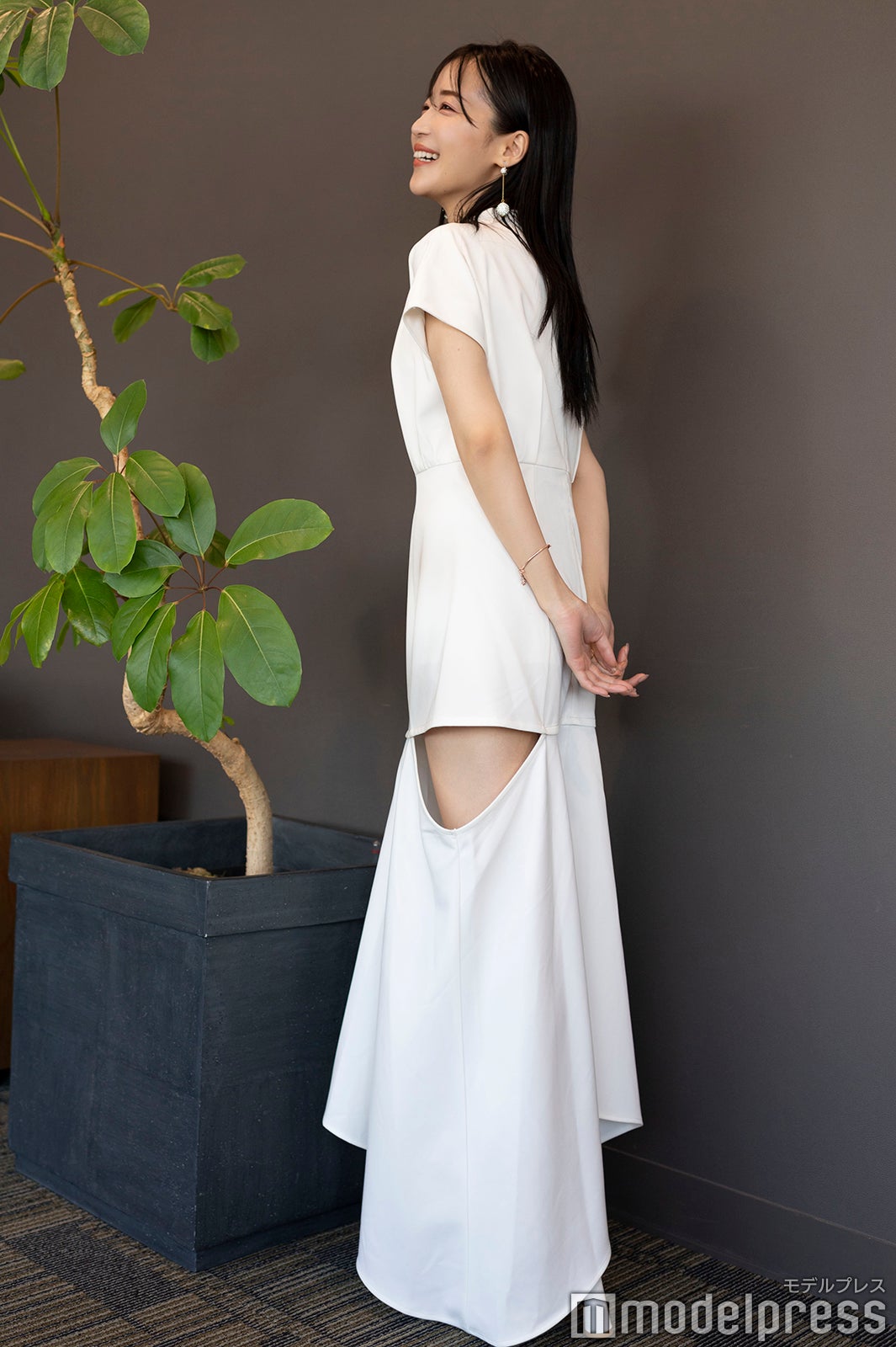 太ももの大胆なデザインが可愛いワンピースを着こなし（C）モデルプレス