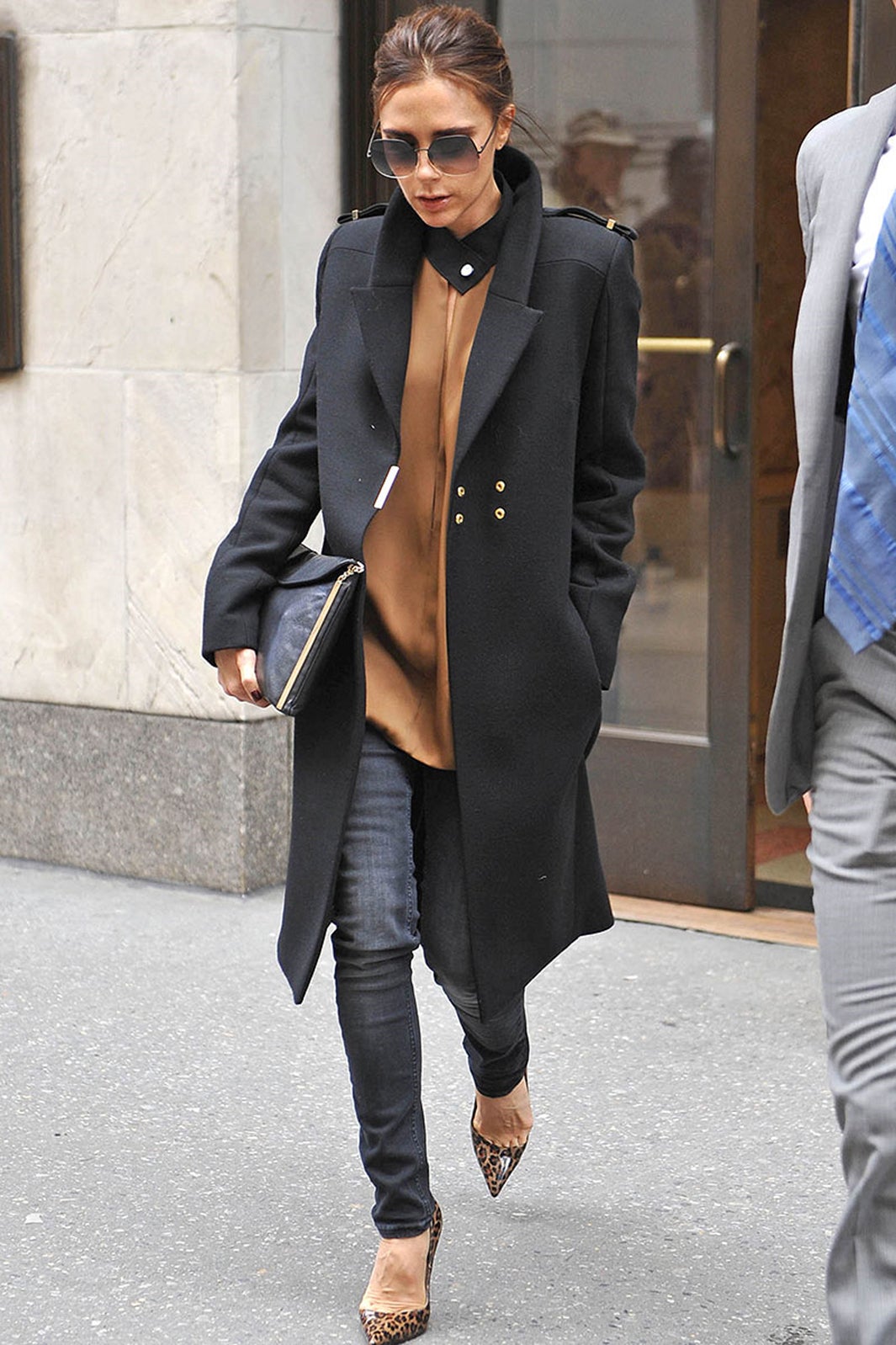 ベージュのブラウス（C）TOPLOG