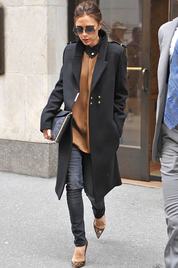 ベージュのブラウス(C)TOPLOG